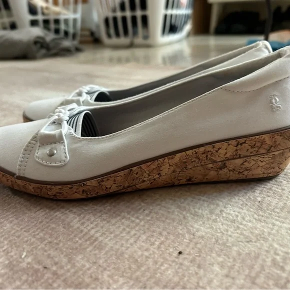 Grasshoppers White Flats‎ with Decorative Bows 6.5 - Picture 3 of 8